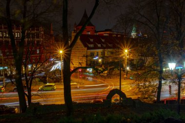 Old Riga, Letonya 'da sonbahar gecesi sokağı