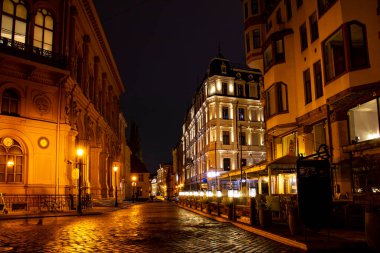 Old Riga, Letonya 'da sonbahar gecesi sokağı