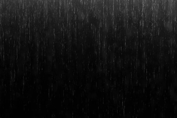 黒い背景に雨が降り — ストック写真