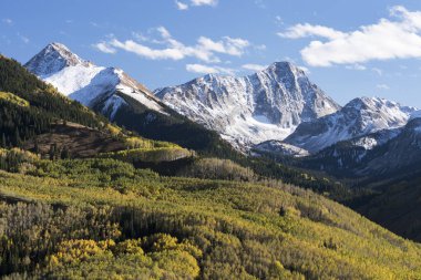 Clark Tepesi 13,568 feet ve Capital Tepesi 14,130 feet Batı Colorado 'daki Beyaz Nehir Ulusal Ormanı' nda yer almaktadır..