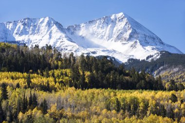 Güzel dağlık arazinin manzarası sonbaharın başındaki kar Güney Batı Colorado 'nun Rocky Dağları' nı kapladı..  