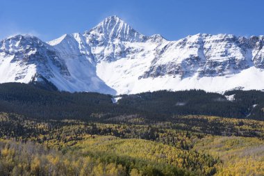 Sonbahar Başları Kar Altında Wilson Tepesi Güneybatı Colorado 'da yer almaktadır..