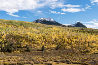 Colorado 133 'teki Batı Geyik Döngüsü Byway boyunca McClure' den Colorado 'yu geç. Sandalye Dağı, Gunnision Ulusal Ormanı 'nın Ragged Wilderness' ı içinde 12.721 feet.. 