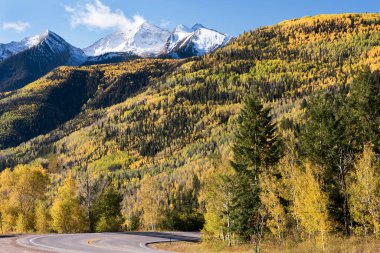 Colorado 133 'teki Batı Geyik Döngüsü Byway boyunca McClure' den Colorado 'yu geç. Sandalye Dağı, Gunnison Ulusal Ormanı 'nın Ragged Wilderness' ı içinde 12.721 feet. Sonbaharda Kristal Nehir Vadisi 'ne bakıyorum..
