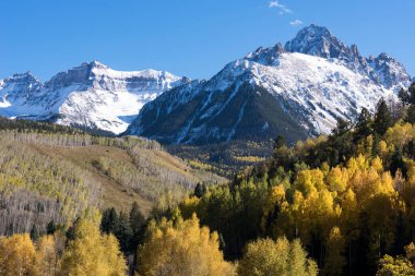 Güzel dağlık arazinin manzarası sonbaharın başındaki kar Güney Batı Colorado 'nun Rocky Dağları' nı kapladı..   