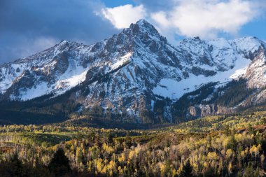 Sneffels Dağı sabahın erken saatlerinde güney batı Colorado 'da sonbaharda.