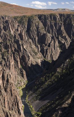 Gunnison Ulusal Parkı 'nın Black Canyon' u Gunnison Nehri tarafından oyulmuş muhteşem bir manzaraya sahiptir. Colorado 'nun güneybatısında popüler bir turizm merkezi..