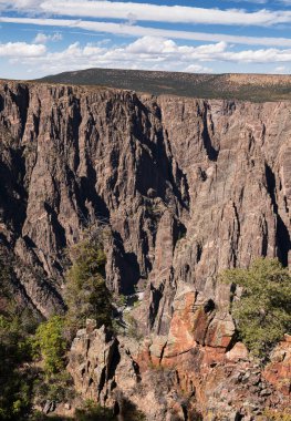 Gunnison Ulusal Parkı 'nın Kara Kanyonu Gunnison Nehri tarafından oyulmuş derin bir vadidir. Colorado 'nun güneybatısında popüler bir turizm merkezi..