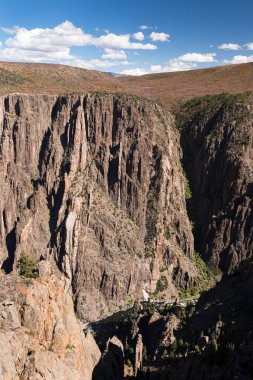 Gunnison Ulusal Parkı 'nın Kara Kanyonu Gunnison Nehri tarafından oyulmuş derin bir vadidir. Colorado 'nun güneybatısında popüler bir turizm merkezi..