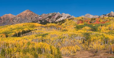 Ruby Peak 12,644, Mount Owen 13,058 ve Purple Peak 12,812 Orta Colorado 'daki Kebler Geçidi Yolu' nun kuzeyindedir. Renkli sonbahar erken Aspen görüntüleme olanaklarını zenginleştir.