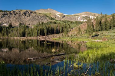13.237 feet Turner Tepesi bizi yansıtıyor Hartenstein Gölü. Ortalama kar yağışı ve çığ, Hartenstein Gölü 'nün içindeki ve yanındaki enkazın oluşmasına katkıda bulundu..   