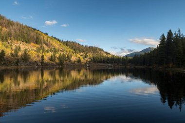 Chapman Reservoir 2,600 feet yükseklikte ve çeşitli kamp alanları olan bir kamp alanı var. Fryingpan Nehri 'nin kıyısında, Colorado' da..