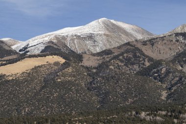 13.849 Foot California Zirvesi Güney Colorado 'daki San Luis Vadisi' nin yukarısındaki Sangre de Christo Dağları 'nın bir parçasıdır..
