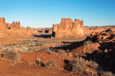 Üç Dedikoducu ve Babil Kulesi Arches Ulusal Parkı 'nın manzarasına hükmediyor..