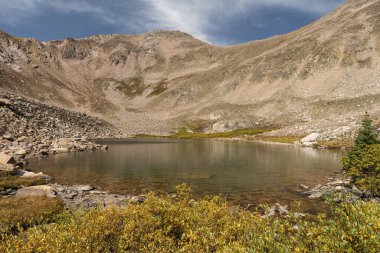 Yüksek irtifa Ruby Jewel Gölü yürüyüşçüler için bir seyahat yeridir. 12,654 Foot Lewis Tepesi, Rawah Dağları 'ndaki uzak Colorado manzarasının üzerinde yükseliyor..