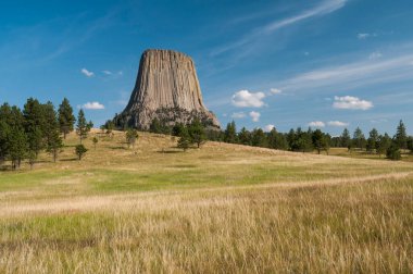 Şeytani Kule Ulusal Anıtı Amerikan yerlileri için kutsaldır ve Ayı Locası adını kullanır. Kuzey Doğu Wyoming 'de yer alması burayı turistler için popüler bir yer haline getiriyor..