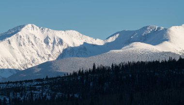 Günbatımında Indian Peaks 'in batı yakası kuzey Colorado' daki Fraser Vadisi 'nden izleniyor. Güzel manzara kıtasal bölünmede.. 