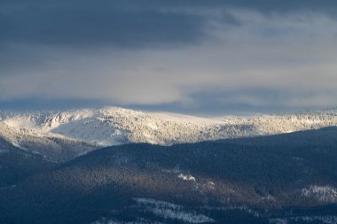 Günbatımında Indian Peaks 'in batı yakası kuzey Colorado' daki Fraser Vadisi 'nden izleniyor. Güneş ışığının bir yarığı bu kar fırtınasına gizemli bir bakış atıyor..