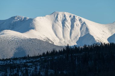 13.397 Foot Parry Peak 'teki Kış Karları Kuzey Colorado' daki Continental Divide 'da. Bu bölge, karla kaplı ağaçlarla kaplı bu güzel dağ manzarasında kayak ve kış eğlenceleriyle ünlüdür..
