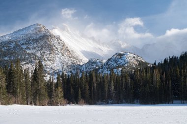 Ayı Gölü Koridoru 'ndaki Fırtınalı Rocky Dağı Ulusal Parkı. 14.259 Foot Longs Tepesindeki dramatik kış fırtınası donmuş karla kaplı Ayı Gölü 'nden izlendi.