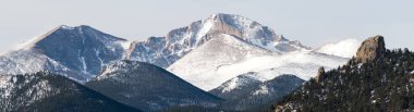 13,916 Foot Mount Meeker ve 14,259 Foot Longs Peak, Colorado. Rocky Dağı Ulusal Parkları 'nın panoramik manzarası. Kış ortasında Estes Park Colorado' dan görülen en yüksek dağlar..