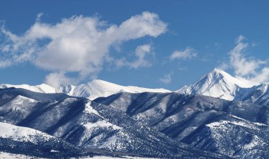 Kış ortası güneşli gökyüzü, Colorado 'nun San Luis Vadisi' ndeki Sangre de Cristo Dağları 'nda parlıyor..
