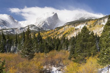 Fırtınalı hava manzarası 32,486 feet Otis Tepesi, 3,713 feet Hallet Tepesi ve 3,324 feet Rocky Dağı Ulusal Parkı içinde Flattop Dağı, Colorado.