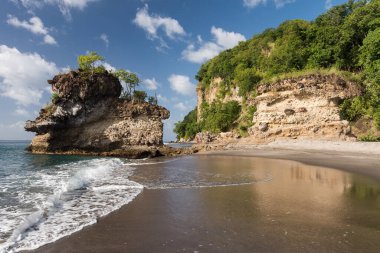 Bu dramatik St. Lucia Karayip plaj kaya oluşumları adanın güneybatı kesiminde yer almaktadır.. 