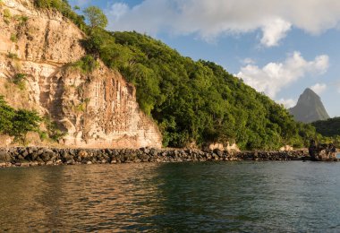 St. Lucia Adası 'ndaki Anse Chastanet plajından Petit Piton' un görüntüsü. Petit Piton 'un dramatik manzaralı bu güzel bölgenin kıyı şeridi boyunca bir yol var.. 