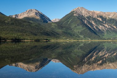 Mount Hope ve Twin Peaks Orta Colorado 'daki Batı İkiz Gölü' ne yansıyor. San Isabel Ulusal Ormanı 'nda yer alan Kolej Tepeleri, 82 nolu otobandan Independence Geçidi' ne giderken görülebilir..