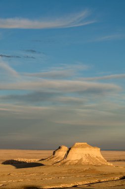 Pawnee ovalarından 90 metre yükseğe yükselen Pawnee Butetleri kuzeydoğu Colorado 'nun jeolojik yapısını aşındırıyor. Bu dramatik bir öğleden sonra erken bir sonbahar günbatımı hem Batı hem de Doğu Butte üzerinde. 