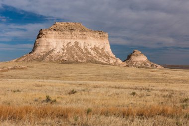 Pawnee Ulusal Çayırlığı 'nda Doğu ve Batı Pawnee Butte. Pawnee Kalçaları bölgede görülmek ve dinlenmek için ilginç jeolojik ve tarihi simgeler..