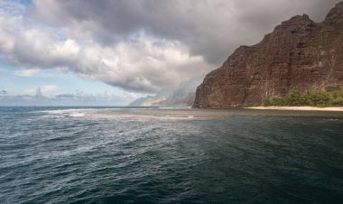 Na Pali Kıyı şeridi boyunca uzanan Fırtınalı Pasifik Okyanusu Kauai Hawaii 'de bulunan bu vahşi doğa manzarası çok güzel..