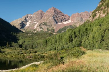 Aspen yakınlarındaki Orta Colorado 'daki Beyaz Nehir Ulusal Ormanı' nda bulunan Maroon Bells 'in Ağustos ortası..  