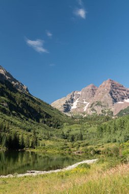 Turistlerin ve eğlence meraklılarının, dünyaca ünlü cennet manzarasının tadını çıkarabilecekleri yer, bordo çanlar ve karlı yaban hayatı alanıdır.. 