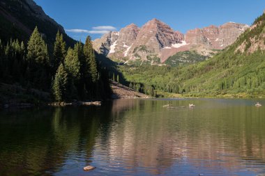 Maroon Gölü 'ndeki Maroon Bells' in yayılmış bir yansıması. Bölgenin manzarası için pek çok ülkeden gelen turistler tarafından ziyaret ediliyor..