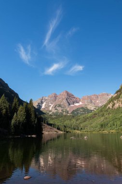 Aspen Colorado yakınlarındaki görkemli Maroon Çanları 'nda Sabah Işığı Maroon Gölü' ndeki dağların yansımalarıyla.