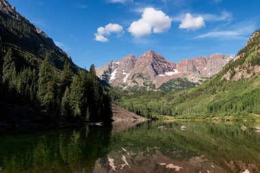 Dünyaca ünlü kestane rengi çanlar, dağcıların, yürüyüşçülerin, Maroon Bells Karlı Toprak Bölgesi 'nin görkemli manzarasını görebileceği bir yerdir.. 