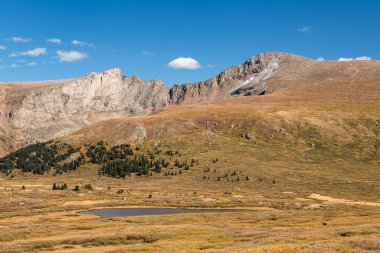 13,264 Foot Sawtooth Peak 13,780 Foot Ridge 14,060 feet Bierstadt Dağı arasında, 14,264 feet Mavi Gökyüzü Dağı ile birleşen teknik bir rota. Bu manzara sonbaharın başlarında Guaella Pass Road Colorado 'dan..