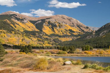 Hale-Continental Bölünme Ulusal Anıtı Kampı. Tarihi, tarih öncesi, Colorado 'nun merkezinde doğal ve eğlence amaçlı bir yer. Hale Gölü Kampı ve çevresi kendi başına bir sürüş turu, eğlence aktiviteleri ve kamp alanı sunuyor..