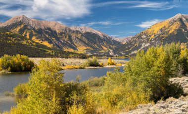 İkiz Göller Güney Colorado 'da yüksek dağ zirveleriyle çevrilidir. Sonbahar mevsiminde sergilenen dramatik manzaralarla altın renkler manzaraya hakim..