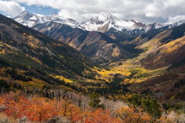 Elk Sıradağları 'nın ilk dağları olan Elk Zirvesi' nin yüksekliği 13,568 feet Clark Tepesi, 13,664 feet K2 Tepesi ve 14,130 feet Capital Tepesi 'dir.. 