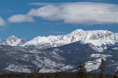 Indian Peaks sıradağları Kuzey Colorado 'daki Arapahoe Ulusal Ormanı' nda kıtasal bölünme üzerindedir..