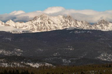 Kuzey Colorado 'daki Indian Peaks Dağları' nda Taze Kış Karı. Günbatımında Indian Peaks 'in batı yakası kuzey Colorado' daki Fraser Vadisi 'nden izleniyor. Güzel manzara kıtasal bölünmede.. 