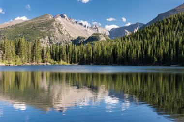 14.259 feet uzunluğunda, Rocky Dağı Ulusal Parkı 'ndaki en yüksek dağdır. Bear Gölü, çevredeki yüksek dağların güzel manzarasını yakalayacak olan ziyaretçiler için bir seyahat yeridir..
