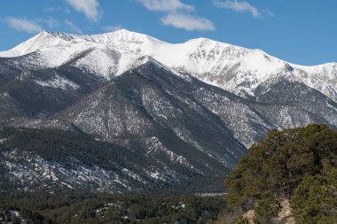 Rodeo Yolu 'ndan güneye bakan kar, Chalk Creek Vadisi' nin üzerinden yükselen Antero Dağı 'na 14.276 feet yüksekliğe ulaştı. Dramatik Antero Dağı mücevher taşı Aquamarine ve birçok açık hava eğlence aktiviteleriyle ünlüdür.. 