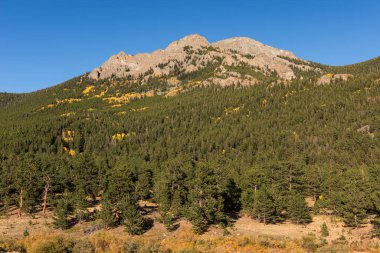 3,5 metre uzunluğunda Twin Sisters Peak, Rocky Mountain Ulusal Parkı 'na gelen birçok ziyaretçinin eğlence amaçlı tırmanışıdır. Renkli kavak ve söğütlerin vuruşlarıyla değişen mevsim güzel manzaraya eklenir.. 