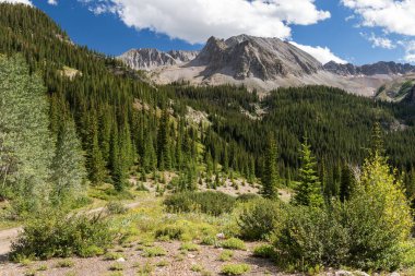 13,521 Foot Star Mountain, Elk Dağları 'nın bir parçasıdır. Ağustos 'un ortasında Castle Creek Vadisi' nin üzerinde dramatik yüksek dağlık tepeler yükselir..