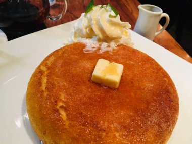 Tereyağlı kremalı büyük gözleme.