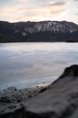 Eibsee Gölü, Almanya 'da Zugspitze eteklerinde gün batımında dondu.